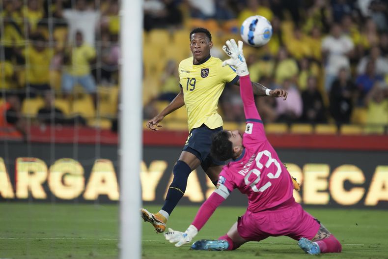 Gonzalo Plata, de Ecuador, marca su segundo tanto ante Bolivia en un encuentro de la eliminatoria mundialista, disputado el jueves 14 de noviembre de 2024 en Guayaquil (AP Foto/Dolores Ochoa)