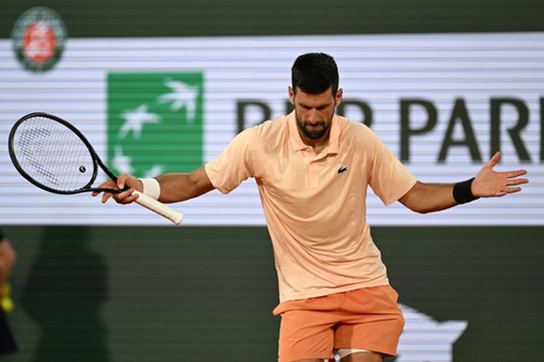 El serbio Novak Djokovic celebra después de ganar el partido de primera ronda del Abierto de Francia ante el francés Giovanni Mpetshi Perricard, el domingo 24 de mayo de 2026, en París. (AP Foto/Emma Da Silva)