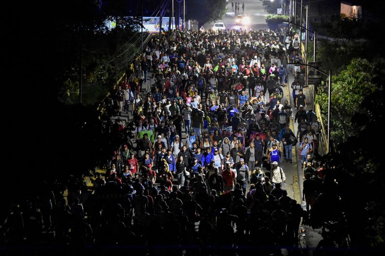 Migrantes caminan por Tapachula, estado de Chiapas, México, el jueves 2 de enero de 2025, en un intento de llegar a la frontera con Estados Unidos. (AP Foto/Edgar H. Clemente)