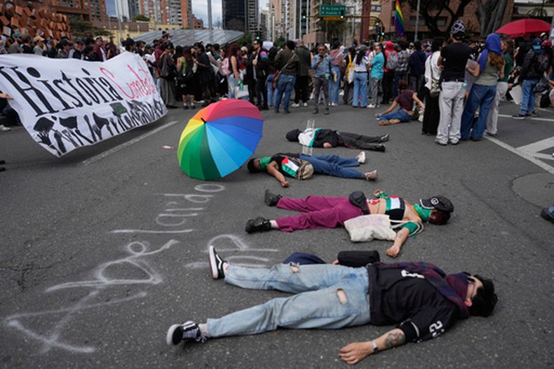 Manifestantes protestan contra la orden del presidente Abelardo de la Espriella de retirar del Museo Nacional las exposiciones sobre violencia política, el sábado 17 de octubre de 2026, en Bogotá, Colombia. (AP Foto/Fernando Vergara)