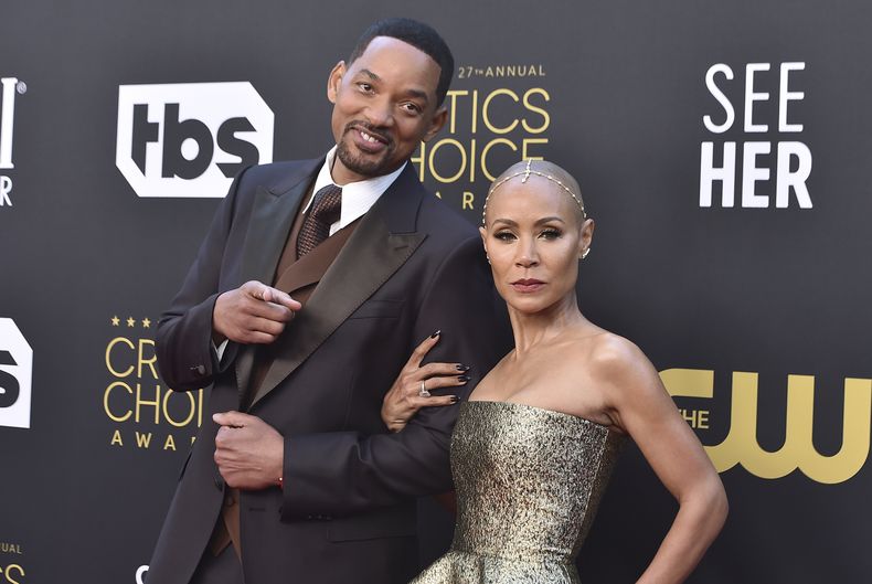 ARCHIVO - Will Smith, izquierda, y Jada Pinkett Smith llegan a la 27a entrega anual de los Critics Choice Awards en Los Ángeles el 13 de marzo de 2022. Pinkett Smith y su esposo Will Smith tenido vidas completamente separadas desde 2016 dijo Pinkett Smith en una entrevista con Hoda Kotb. (Foto Jordan Strauss/Invision/AP, archivo)