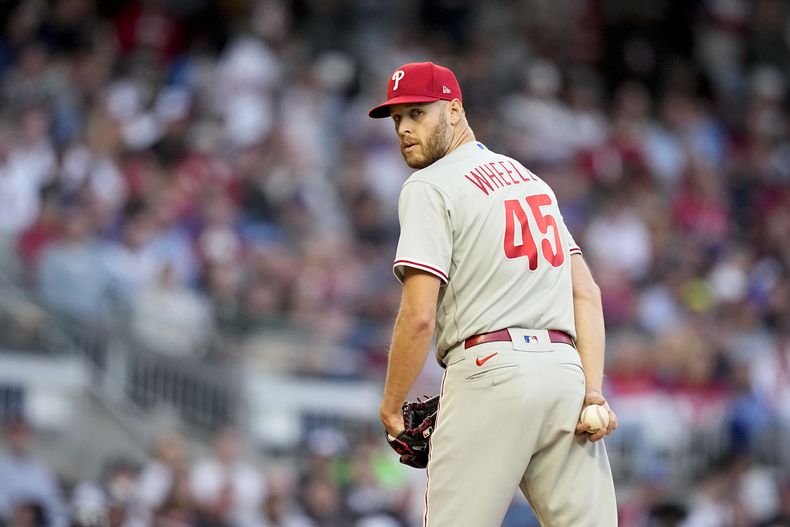 Zack Wheeler (45), abridor de los Filis de Filadelfia, amarra a un corredor en primera base en a segunda entrada del Juego 2 de la Serie Divisional de la Liga Nacional en contra de los Bravos de Atlanta, el lunes 9 de octubre de 2023, en Atlanta. (AP Foto/Brynn Anderson)