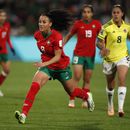 Salma Amani, de Marruecos, corre detrás del balón durante el partido del Grupo H del Mundial femenino que enfrentó a su selección con Colombia, en Perth, Australia, el 3 de agosto de 2023. (AP Foto/Gary Day)