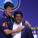 Fernando Diniz (izquierda), nuevo técnico de la selección de Brasil, y Ednaldo Rodrigues, presidente de la Confederación Brasileña de fútbol, se abrazan durante una rueda de prensa, el miércoles 5 de julio de 2023, Río de Janeiro. (AP Foto/Silvia Izquierdo)