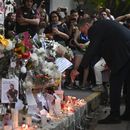 Geoff Payne, a la derecha, padre del exintegrante de One Direction, el cantante Liam Payne, visita un altar improvisado fuera del hotel Casa Sur Hotel donde el artista pop británico murió al precipitarse desde un balcón, en Buenos Aires, Argentina, el viernes 18 de octubre de 2024. (AP Foto/Mario de Fina)