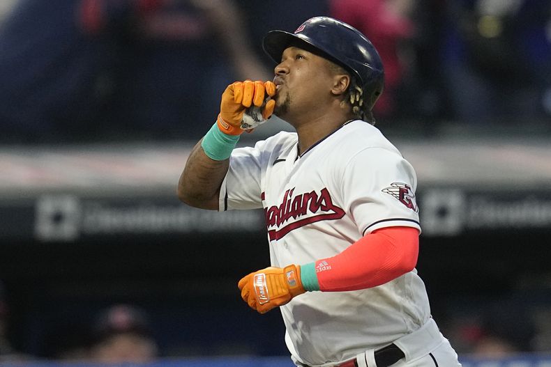 El dominicano José Ramírez, de los Guardianes de Cleveland, festeja tras conectar su tercer jonrón en el juego ante los Medias Rojas de Boston, el jueves 8 de junio de 2023 (AP Foto/Sue Ogrocki)