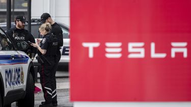 Policías acuden a un concesionario de Tesla donde alguien lanzó pintura en Ottawa, Canadá, el 31 de marzo del 2025. (Spencer Colby/The Canadian Press via AP)