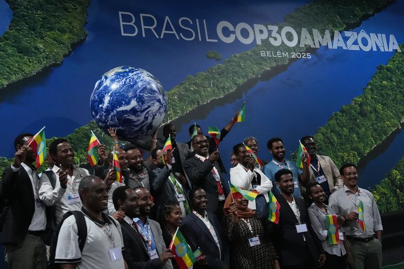Delegados de Etiopía, país anfitrión de la COP32, posan para una foto en las conversaciones climáticas de Naciones Unidas, el sábado 22 de noviembre de 2025, en Belém, Brasil. (Foto AP/Joshua A. Bickel)
