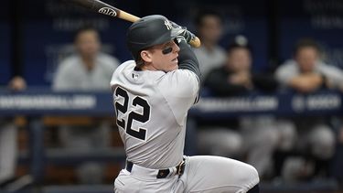 Harrison Bader, de los Yanquis de Nueva York, batea un sencillo en el juego ante los Rays de Tampa Bay, el sábado 6 de mayo de 2023 (AP Foto/Chris OMeara)