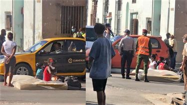 madre se planta con sus hijos con un colchon en medio de la calle