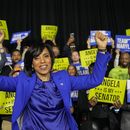 La senadora demócrata electa por Maryland Angela Alsobrooks aplaude durante una fiesta electoral el martes 5 de noviembre de 2024, en College Park, Maryland. (AP Foto/Jess Rapfogel)