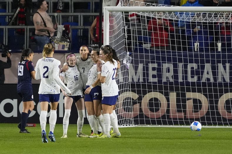 Alex Morgan (7), de Estados Unidos, festeja tras anotar de penal ante República Dominicana en un partido de la Copa Oro realizado el martes 20 de febrero de 2024 en Carson, California (AP Foto/Damian Dovarganes)