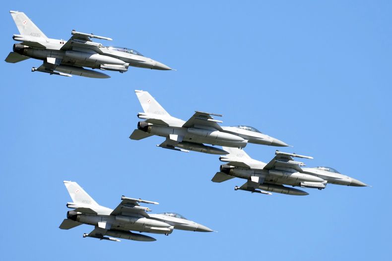 ARCHIVO - Aviones de combate F-16 fabricados en Estados Unidos surcan el cielo de la capital de Polonia como parte de un desfile militar para celebrar el Día del Ejército Polaco, en Varsovia, Polonia, el 15 de agosto de 2023. (AP Foto/Czarek Sokolowski, Archivo)