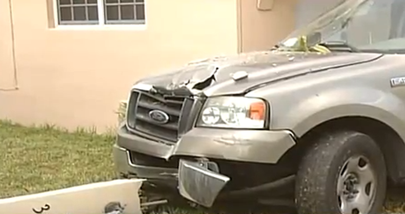 Dos niños sufrieron heridas esta mañana en Hialeah cuando el chofer de una  camioneta al parecer se llevó una señal de pare y embistió el auto en el que viajaban.