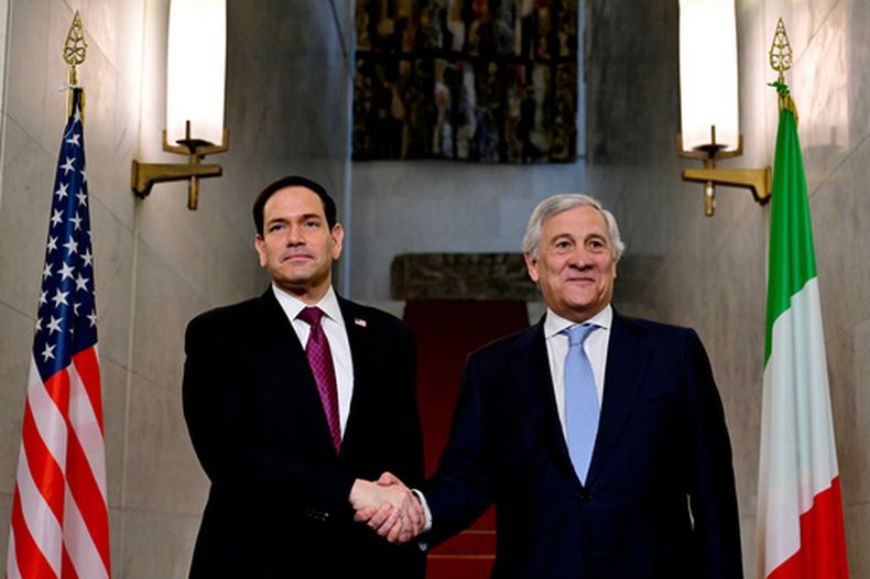 El secretario de Estado de Estados Unidos, Marco Rubio, saluda al ministro de Exteriores de Italia, Antonio Tajani, durante su visita de dos días a Italia y el Vaticano, en Roma, el 8 de mayo de 2026. (Stefano Rellandini/Pool Foto vía AP)