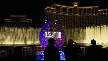 El logo del Super Bowl frente a la fuente del Bellagio en el Strip de Las Vegas, el miércoles 7 de febrero de 2024, en Las Vegas. (AP Foto/John Locher)