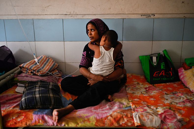 Una mujer cuida de su hijo mientras recibe tratamiento para el sarampión durante un brote, en un hospital de Daca, Bangladesh, el martes 8 de septiembre de 2026. (AP Foto/Mahmud Hossain Opu)