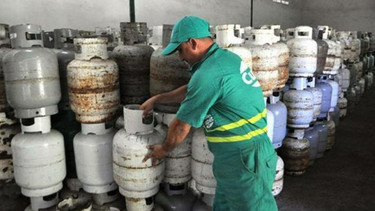 llegan dos barcos de gas licuado a cuba: cupet reinicia la venta controlada de balitas y extiende horario de ventas