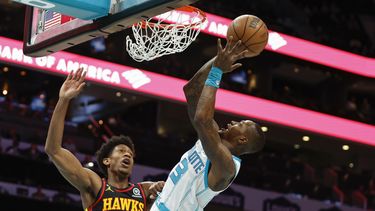 LaMelo Ball lidera a Hornets en derrota ante Hawks 144-138