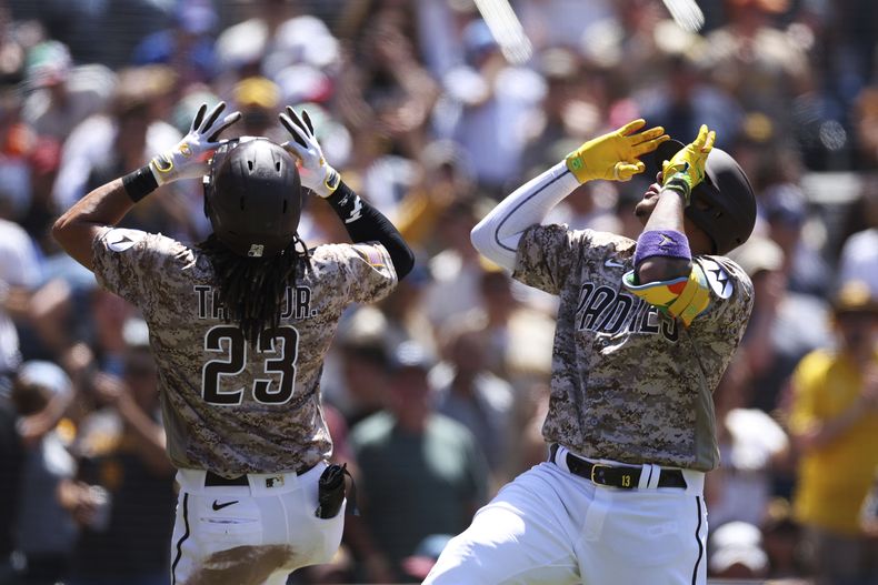 Manny Machado, derecha, celebra con Fernando Tatis Jr. (23), ambos de los Padres de San Diego, después de un cuadrangular de dos carreras del primero en contra de los Mets de Nueva York, en la quinta entrada del juego de béisbol, el domingo 9 de julio de 2023, en San Diego. (AP Foto/Derrick Tuskan)