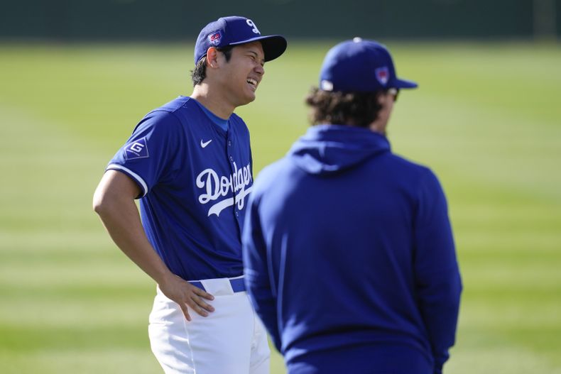 El bateador designado de los Dodgers de Los Ángeles, Shohei Ohtani (17), participa en los entrenamientos de béisbol de primavera en Camelback Ranch en Phoenix, el domingo 18 de febrero de 2024. (AP Foto/Ashley Landis)