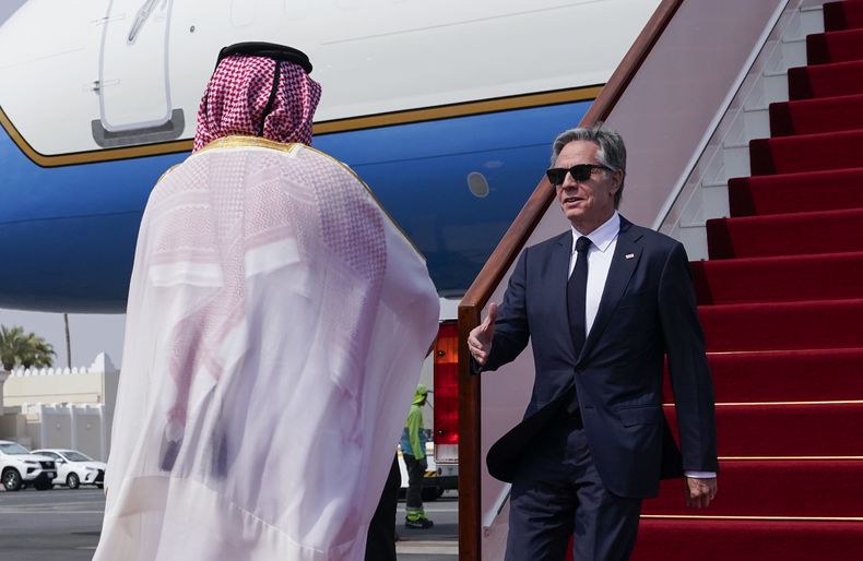 El director de protocolo del Ministerio de Asuntos Exteriores de Qatar, Ibrahim Fakhroo, recibe al secretario de Estado de Estados Unidos, Antony Blinken, mientras llega a Doha, Qatar, el jueves 24 de octubre de 2024. (Nathan Howard/Pool Photo vía AP)