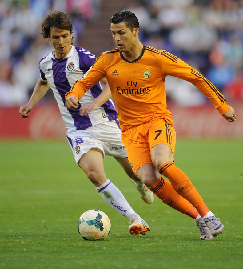 El jugador de Real Madrid, Cristano Ronaldo, derecha, disputa un bal&oacute;n en un partido contra Valladolid el mi&eacute;rcoles, 7 de mayo de 2014, en Valladolid, Espa&ntilde;a. (AP Photo/Israel L. Murillo)