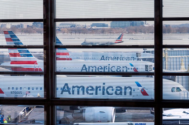 ARCHIVO - Aviones de American Airlines aguardan en las puertas de embarque del Aeropuerto Nacional Ronald Reagan, el 29 de enero de 2026, en Arlington, Virginia. (AP Foto/Cliff Owen, archivo)