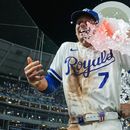Bobby Witt Jr., de los Reales de Kansas City, es empapado con la hielera por Jac Caglianone, tras la victoria sobre los Mellizos de Minnesota, el martes 4 de agosto de 2026 (AP Foto/Charlie Riedel)