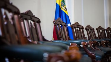 la justicia venezolana condena a dos exgerentes de la petrolera estatal por fugar informacion a eeuu