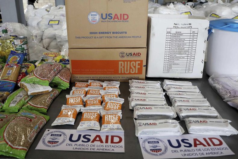 ARCHIVO - Ayuda humanitaria de USAID destinada a Venezuela se muestra a los medios de comunicación en un almacén junto al Puente Internacional Tienditas en las afueras de Cúcuta, Colombia, el 19 de febrero de 2019. (AP Foto/Fernando Vergara, Archivo)