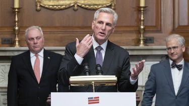 El presidente de la Cámara de Representantes, Kevin McCarthy, centro, flanqueado por los legisladores republicanos Steve Scalise, izquierda, y Patrick McHenry, habla en conferencia de prensa tras la aprobación en la cámara del proyecto que eleva el límite de endeudamiento, en el Capitolio, Washington, 31 de mayo de 2023. El proyecto pasa ahora al Senado. (AP Foto/Jose Luis Magana)