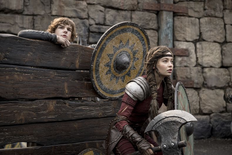 Esta imagen publicada por Universal Pictures muestra a Mason Thames, a la izquierda, y Nico Parker en una escena de How to Train Your Dragon. (Universal Pictures via AP)