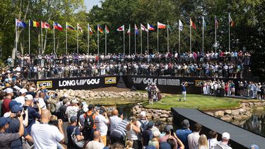 El capitán Bryson DeChambeau, de Crushers GC (segundo por la derecha), realiza un golpe desde el primer tee durante la segunda ronda del torneo LIV Golf United Kingdom, el viernes 24 de julio de 2026, en Rocester, Inglaterra. (Chris Trotman/LIV Golf vía AP)