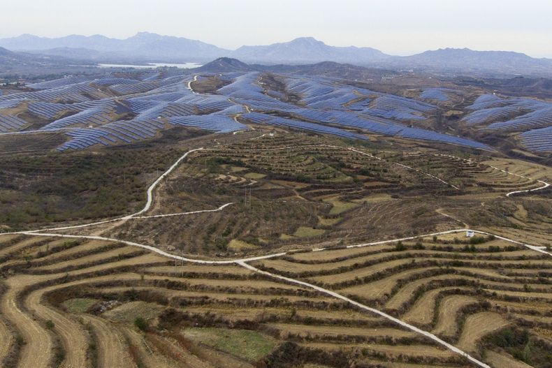 Una granja solar opera junto al poblado de Donggou el viernes 10 de noviembre de 2023, en la provincia de Hebei, en el norte de China. (AP Foto/Ng Han Guan)