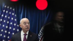 ARCHIVO - El secretario de Seguridad Nacional, Alejandro Mayorkas, habla durante una rueda de prensa en Washington, el 5 de enero de 2023. (AP Foto/Susan Walsh, Archivo)
