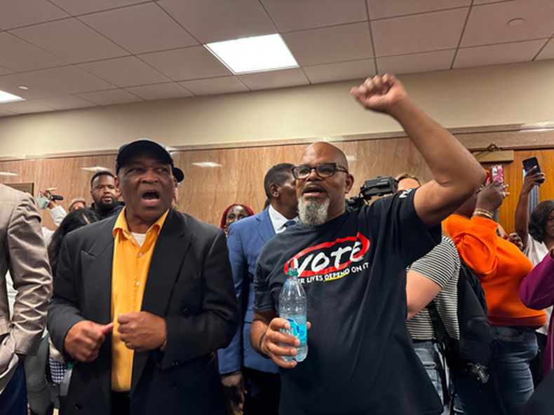 Manifestantes en la Legislatura de Luisiana en Baton Rouge, durante una reunión sobre mapas electorales, el 8 de mayo del 2026. (AP foto/Jack Brook)