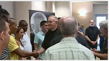 camillus house recibe a grupo de cubanos que durante varios dias estuvo a la intemperie en doral