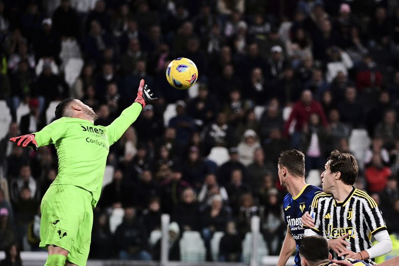 Lorenzo Montipo, arquero de Verona, trata de detener un disparo durante el encuentro ante la Juventus, el sábado 28 de octubre de 2023 (Marco Alpozzi/LaPresse via AP)