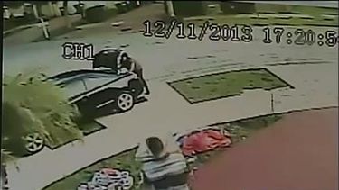 americateve | La policía de Miami-Dade arrestó a dos personas acusadas de robar regalos de navidad.
