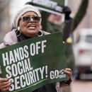 Manifestantes se congregan afuera del tribunal de distrito de Baltimore, el viernes 14 de marzo de 2025, previo a una audiencia relacionada con el Departamento de Eficiencia Gubernamental. (AP Foto/Stephanie Scarbrough)