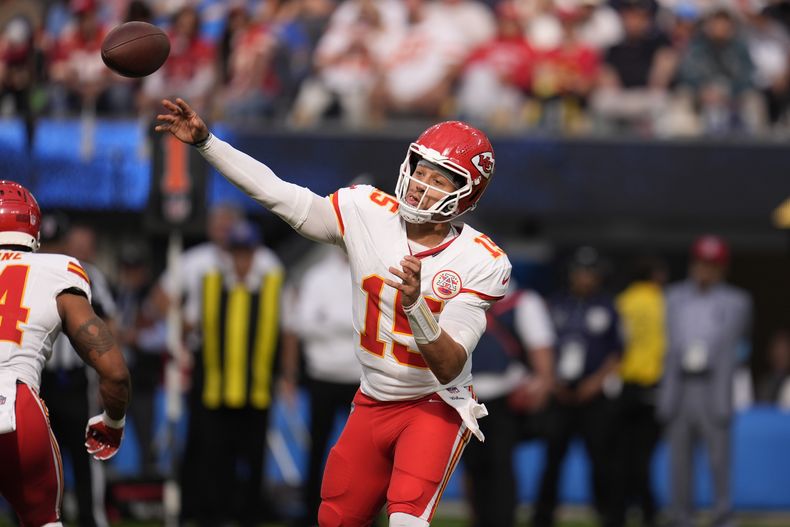 El quarterback de los Chiefs de Kansas City, Patrick Mahomes, lanza durante la segunda mitad contra los Chargers de Los Ángeles, el domingo 29 de septiembre de 2024, en Inglewood, California (AP Foto/Marcio José Sánchez)