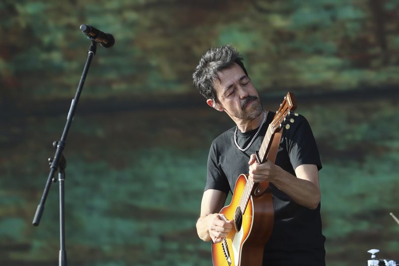 El cantante mexicano Meme del Real participa en el festival de música AXE Ceremonia en el Parque Bicentenario en Ciudad de México, el sábado 5 de abril de 2025. (AP Foto/Ginnette Riquelme)