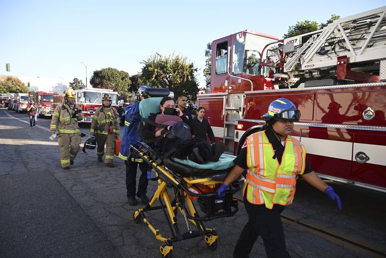 Una mujer es trasladada en una camilla cerca del sitio donde un avión se estrelló, el jueves 2 de enero de 2025, en Fullerton, California. (AP Foto/Kyusung Gong)