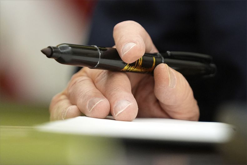 El presidente de Estados Unidos, Donald Trump, firma órdenes ejecutivas en el Despacho Oval de la Casa Blanca, el 20 de enero de 2025, en Washington. (AP Foto/Evan Vucci)