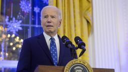 ARCHIVO - El presidente Joe Biden habla durante una recepción de Hanukkah en la Sala Este de la Casa Blanca en Washington, el 16 de diciembre de 2024. (AP foto/Rod Lamkey, Jr., archivo)