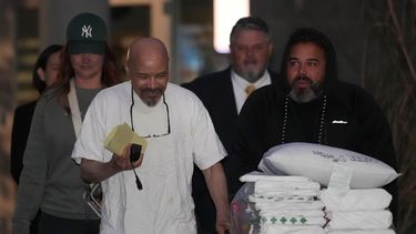 Douglas Stewart Carter, al frente a la izquierda, y su hijo Tyler Anger, a la derecha, salen de la cárcel del condado de Utah después de que un juez de Utah ordenara la liberación de Carter el lunes 28 de septiembre de 2026, en Spanish Fork, Utah. (AP Foto/George Frey)