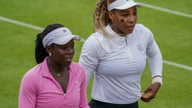 La estadounidense Serena Williams entrena con su compañera de dobles Victoria Mboko de Canadá, en el Queens Club el domingo 7 de junio del 2026. (AP Foto/Alberto Pezzali)
