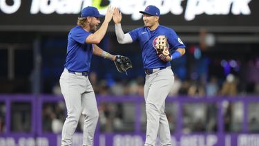 Patrick Wisdom, de los Cachorros de Chicago, a la izquierda, choca los cinco con Seiya Suzuki, a la derecha, después de un partido contra los Marlins de Miami, el sábado 24 de agosto de 2024, en Miami. (AP Foto/Lynne Sladky)