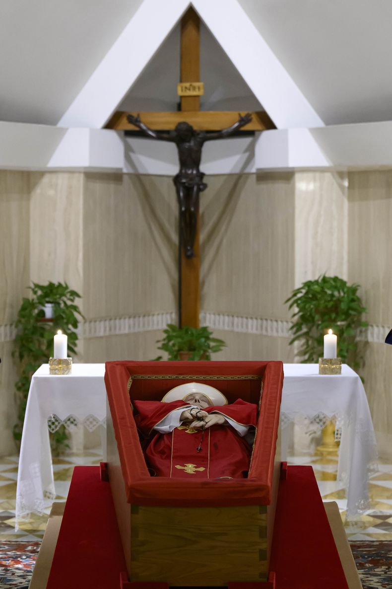 El cuerpo del papa Francisco yace en su capilla privada en el Vaticano, el lunes 21 de abril de 2025. (Vatican Media via AP, HO)